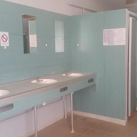 Au Tour De L'aveyron אתר קמפינג 2*