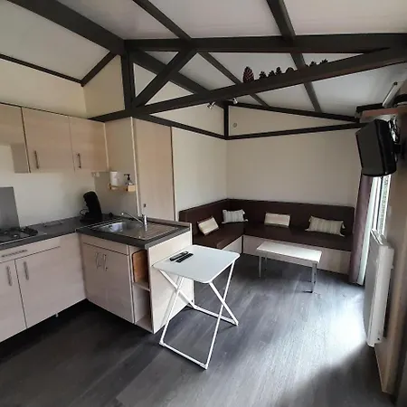 Au Tour De L'aveyron אתר קמפינג